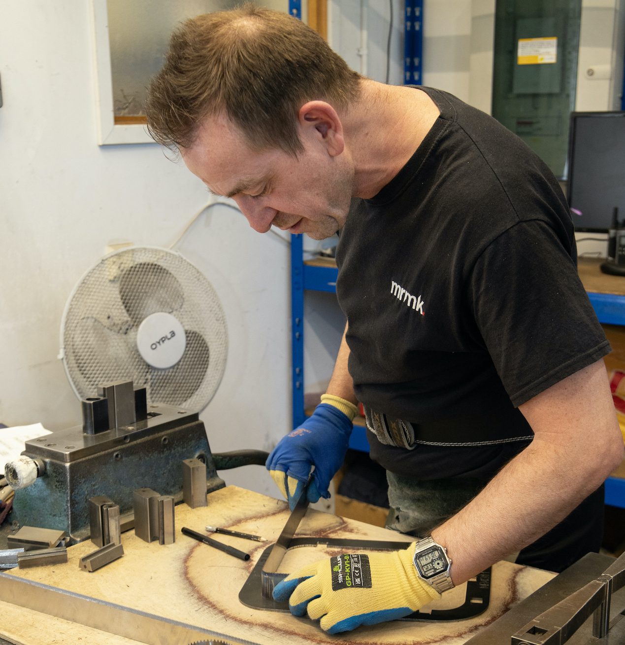 machine knife manufacturer worker
